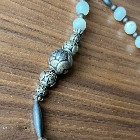 Vintage 1940s Mother of Pearl and Silver Metal Rosebud Beaded Necklace - Picture 1 of 5